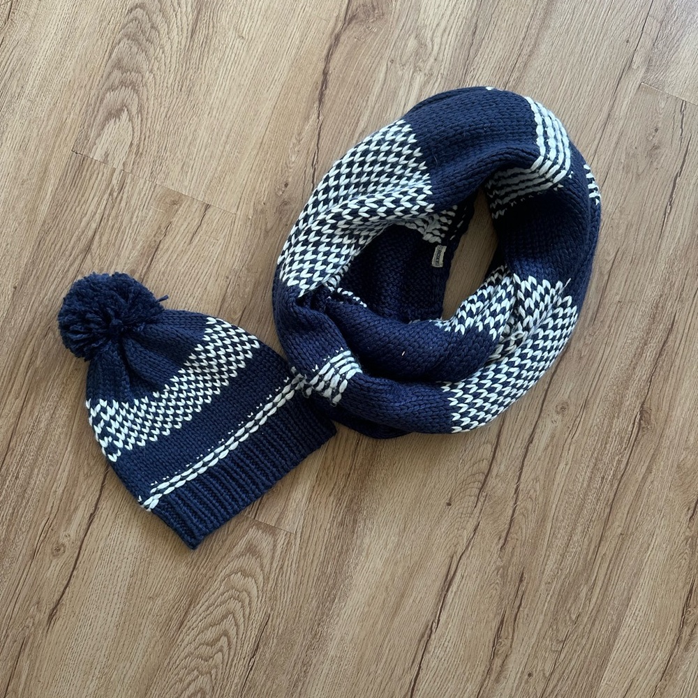 Roxy Knit Hat and Scarf Set